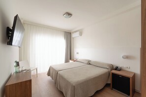 Minibar, bureau, rideaux occultants, fer et planche à repasser