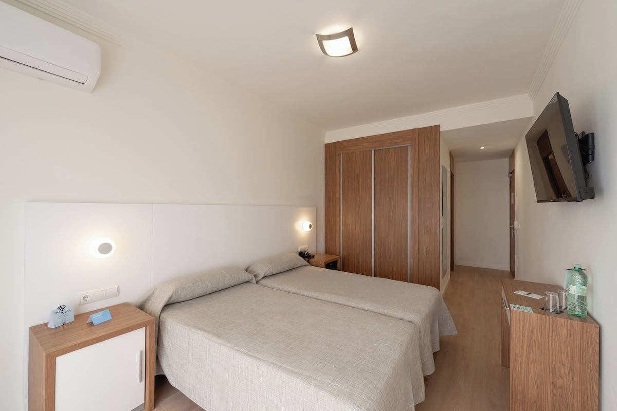 Minibar, Schreibtisch, VerdunkelungsvorhĂ€nge, BĂŒgeleisen/BĂŒgelbrett