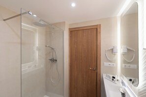 Shower, free toiletries, hair dryer, towels - Hotel RH Riviera -  Recommended for Adults By Hoteles RH (Gandia)