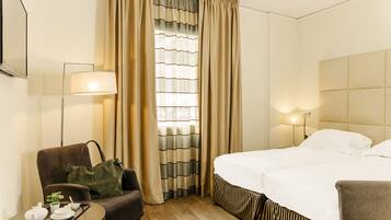 Kahden hengen classic-huone (kaksi sänkyä), 2 yhden hengen sänkyä | Ylelliset vuodevaatteet, tallelokero huoneessa, työpöytä, pimennysverhot