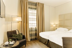 Habitación clásica con 2 camas individuales, 2 camas individuales | Ropa de cama de alta calidad, caja fuerte, escritorio y cortinas opacas