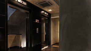 An elevator with a digital display and a sign indicating no smoking. - Hotel Cosmopolitan (Florence)