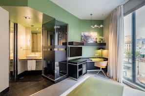 Standaard kamer | Een minibar, een kluis op de kamer, een bureau, verduisterende gordijnen