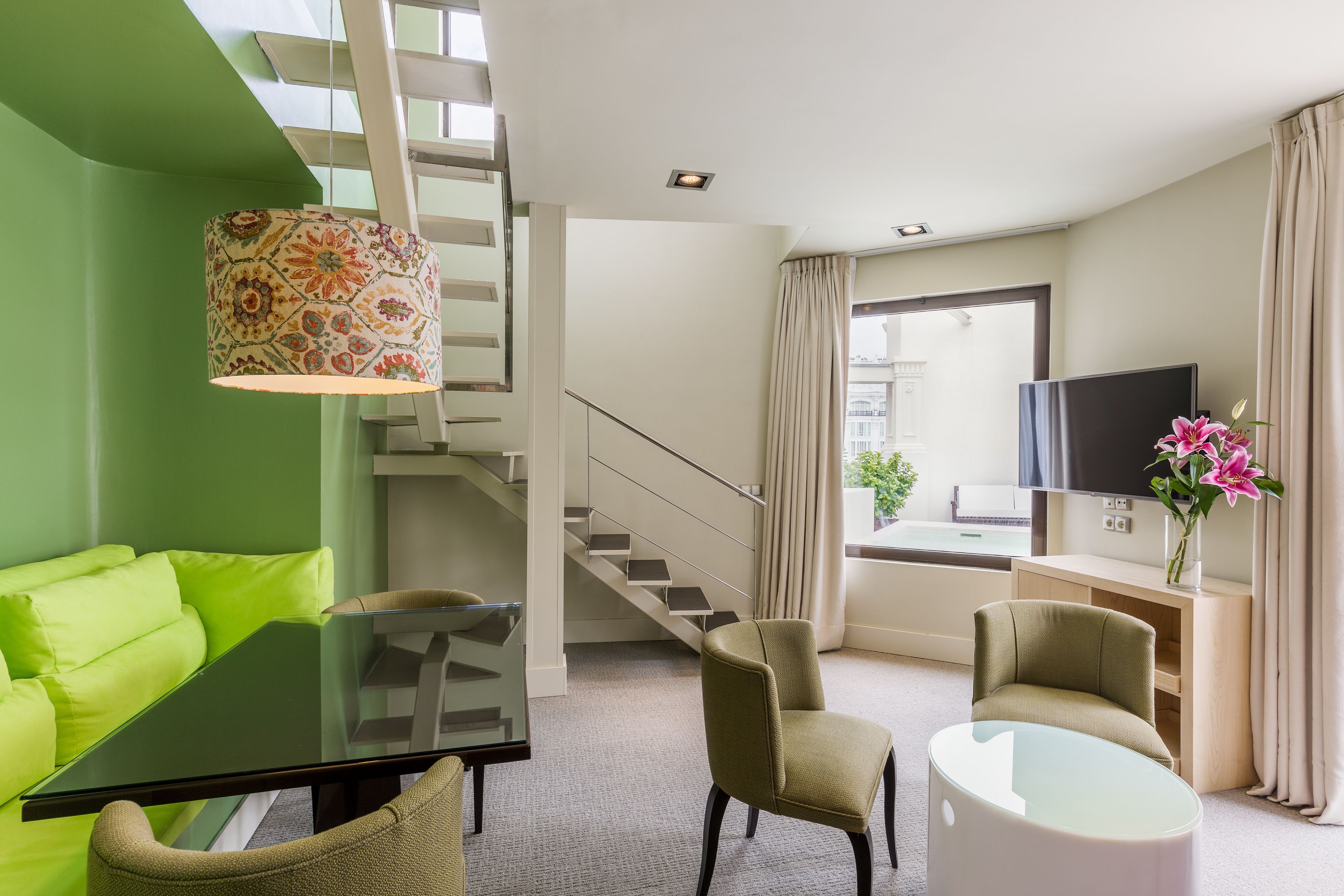 suite | living area | flat-screen tv