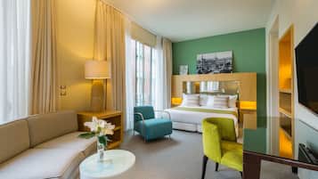 Junior Suite | Minibar, in-room safe, desk, blackout drapes