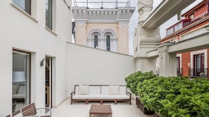 A courtyard with a sofa, chairs, and a coffee table. - Room Mate Alicia, Madrid (Madrid)