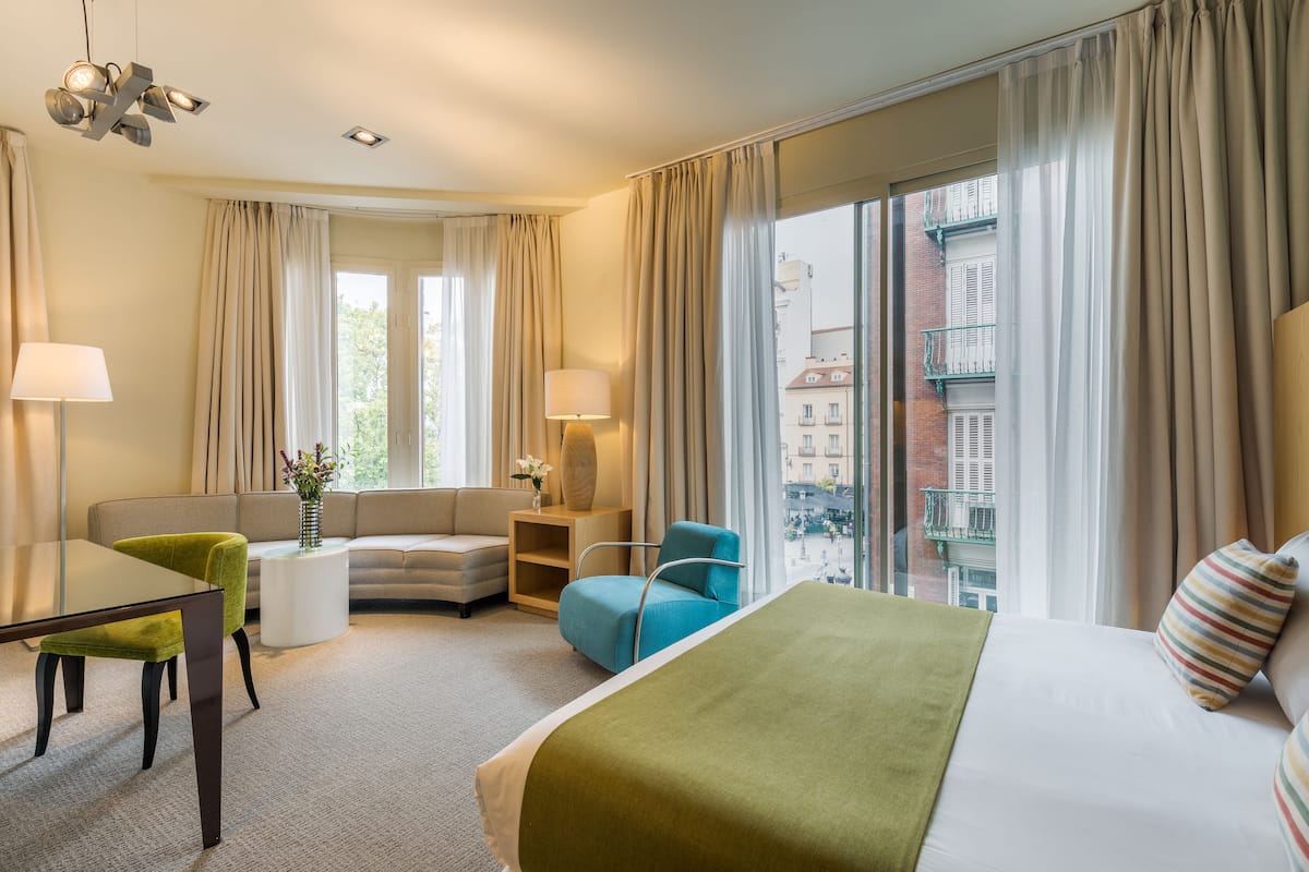 Phòng Suite Junior | Minibar, két bảo mật tại phòng, bàn, màn/rèm cản sáng 