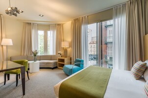 Junior-Suite | Minibar, Zimmersafe, Schreibtisch, Verdunkelungsvorhänge