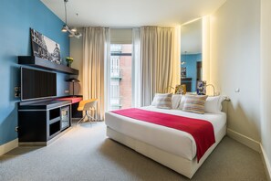 Standard Room | Minibar, in-room safe, desk, blackout drapes