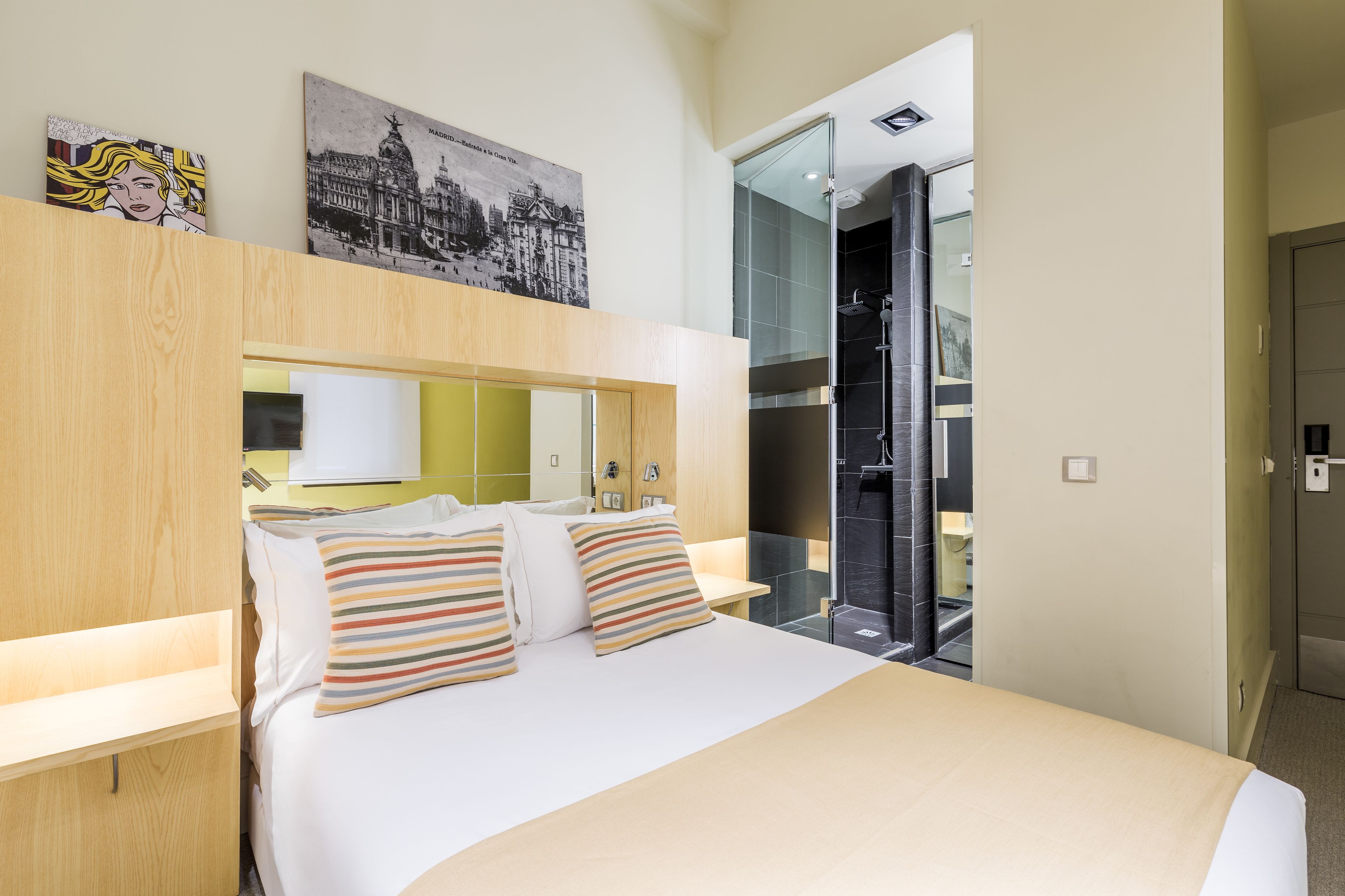 single room | 1 bedroom, minibar, in-room safe, desk