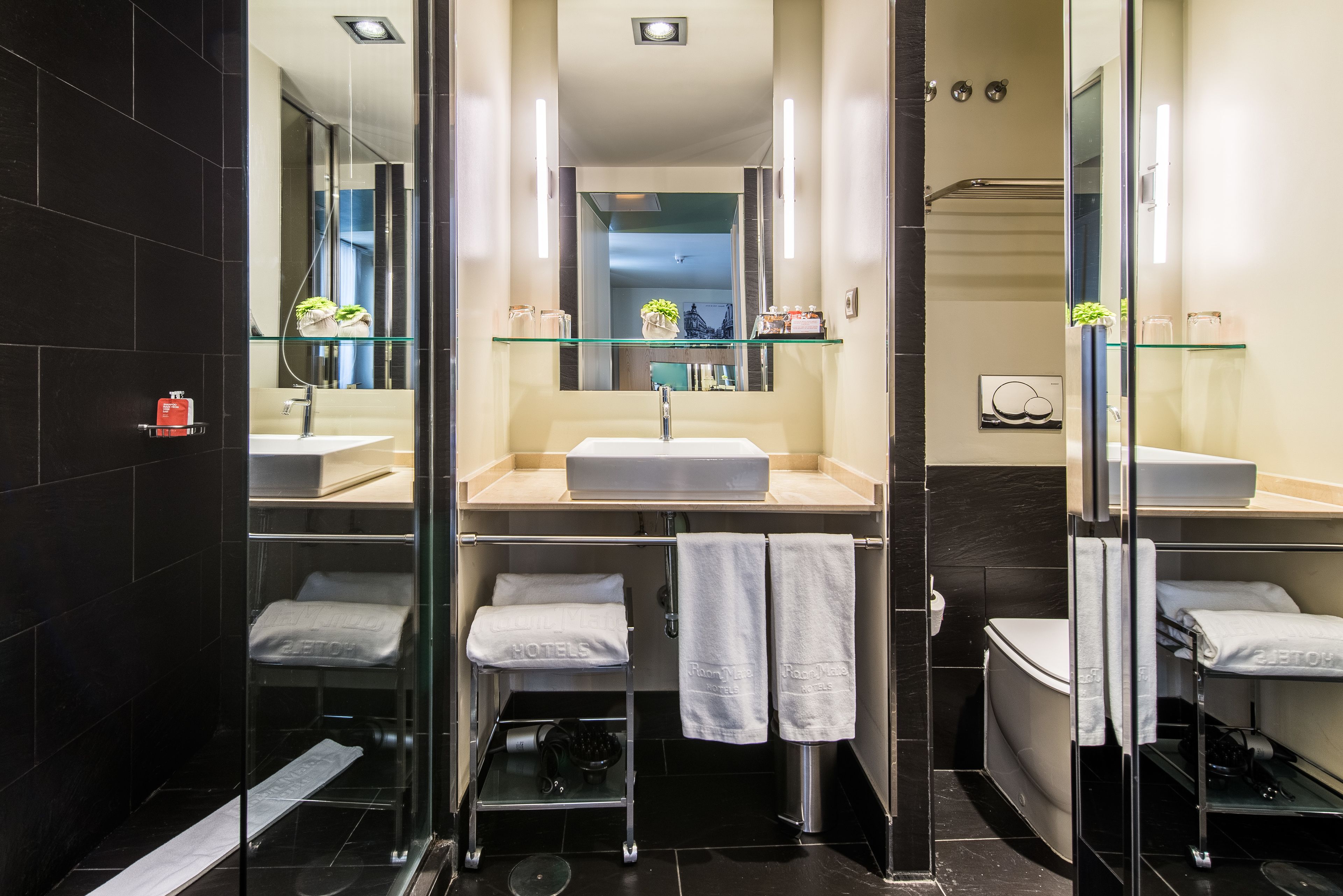 junior suite | bathroom | shower, eco-friendly toiletries, hair dryer, towels