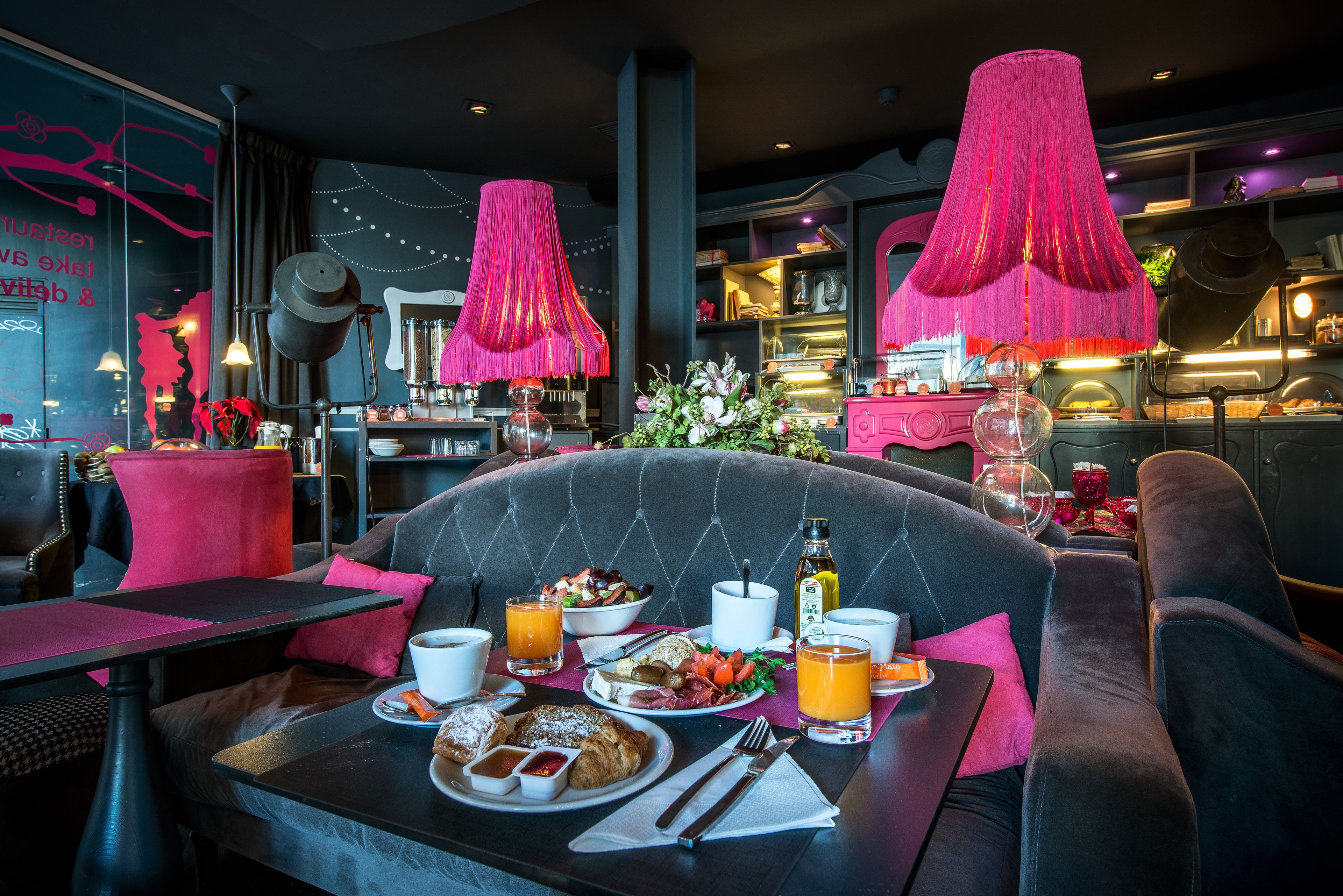 Petit déjeuner buffet (14.95 EUR par personne)