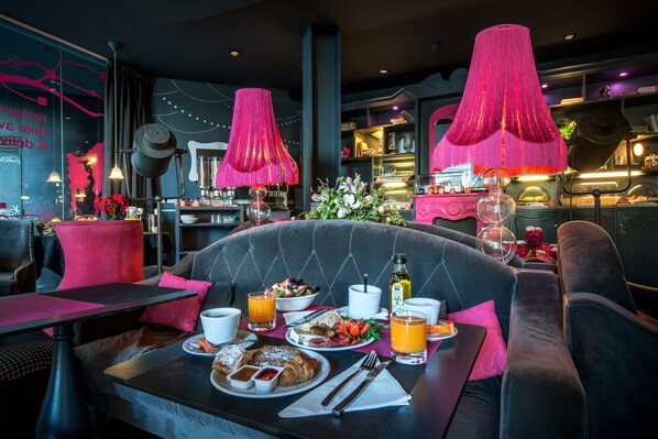 Dagelijks ontbijtbuffet (EUR 14.95 per persoon)