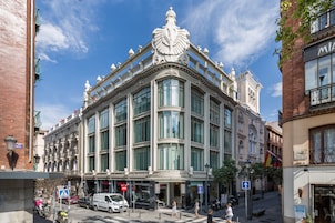 Ein historisches Gebäude mit großen Fenstern und aufwendigen architektonischen Details.