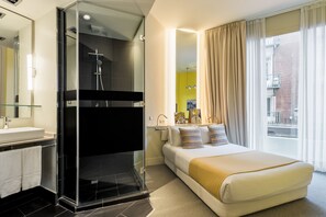 Standard Room | Minibar, in-room safe, desk, blackout drapes - Room Mate Alicia, Madrid (Madrid)