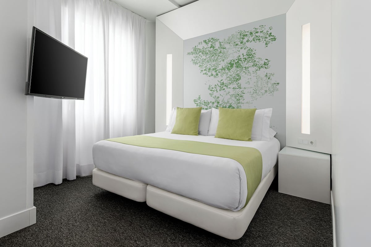 Minibar, caja fuerte, escritorio y sistema de insonorización