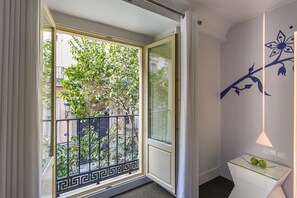 Minibar, caja de seguridad en la habitación y escritorio 