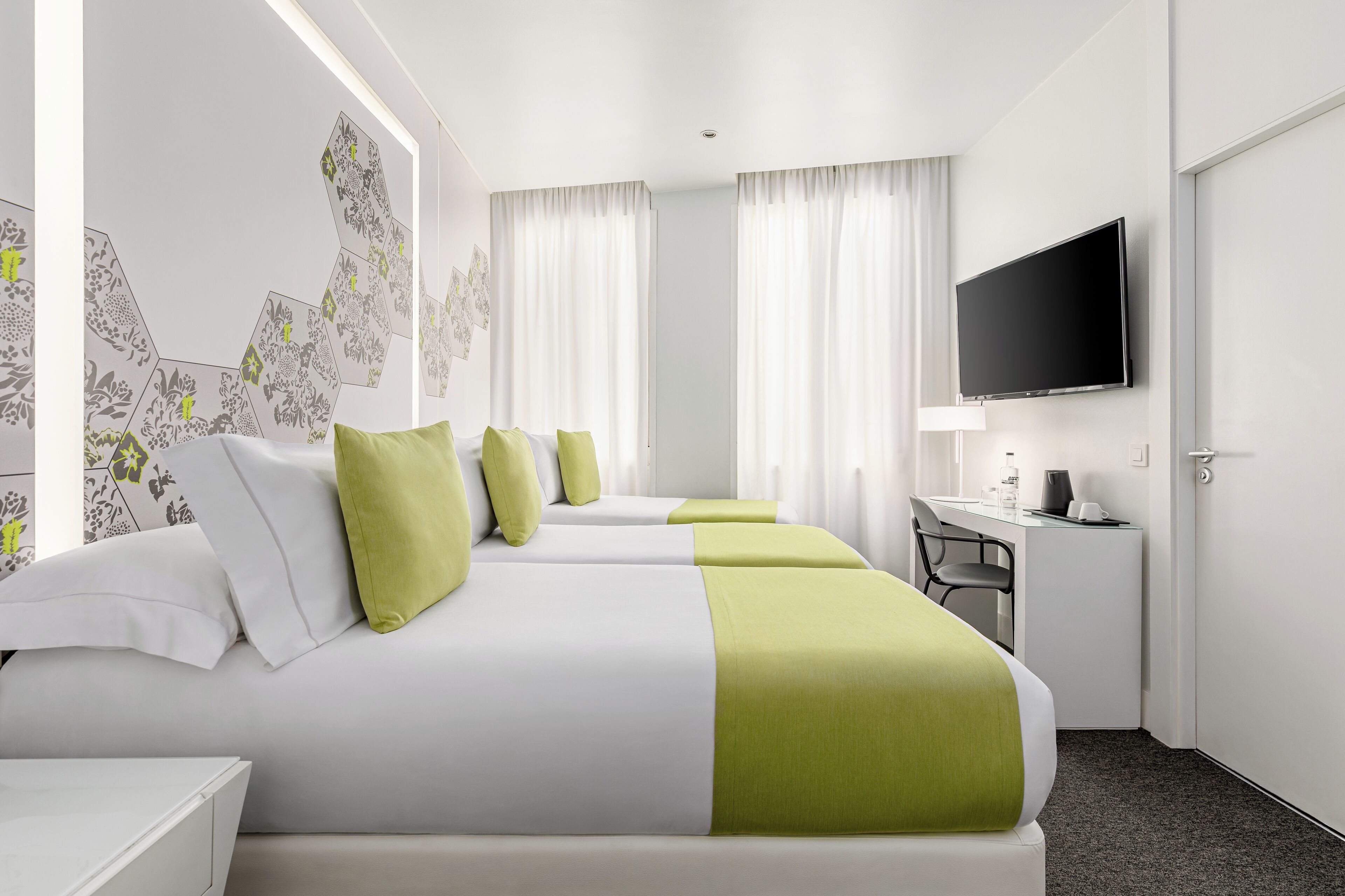 Tremannsrom | Minibar, safe på rommet, skrivebord og lydisolert