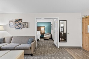 Premium bedding, individually decorated, individually furnished, desk - Staybridge Suites Calgary Airport by IHG (Calgary)