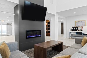 Free daily buffet breakfast - Staybridge Suites Calgary Airport by IHG (Calgary)