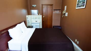 Quarto econômico, 1 cama de casal, banheiro compartilhado | Escrivaninha, ferros/tábuas de passar roupa, Wi-Fi de cortesia