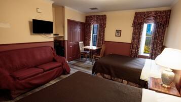 Standaard kamer, 2 tweepersoonsbedden, privébadkamer | Een bureau, een strijkplank/strijkijzer, gratis wifi, beddengoed