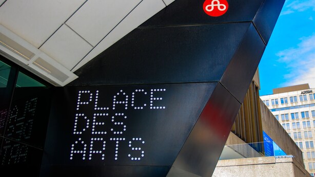 Un edificio moderno con un letrero digital que dice "PLACE DES MATS".