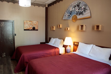 Escritorio, tabla de planchar con plancha, wifi gratis y ropa de cama . Casa Bella Hotel