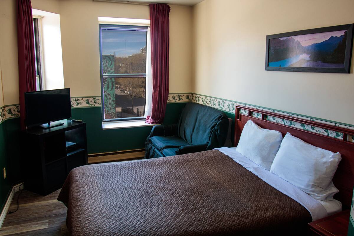 Standard Room, 1 Queen Bed, Private Bathroom