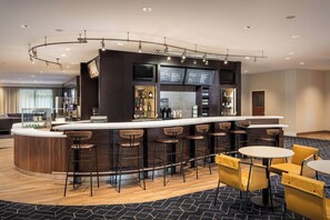 Breakfast, dinner served; American cuisine, pool views  - Courtyard Anaheim Resort/Convention Center (Anaheim)