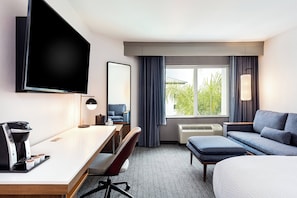 Desk, blackout drapes, soundproofing, iron/ironing board - Courtyard Anaheim Resort/Convention Center (Anaheim)
