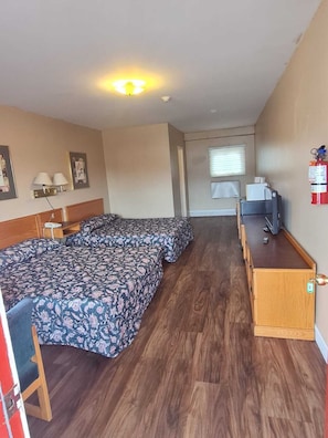 Room, 2 Queen Beds, Non Smoking - Skyways Motel Muskoka Gravenhurst ON 11 (Gravenhurst)