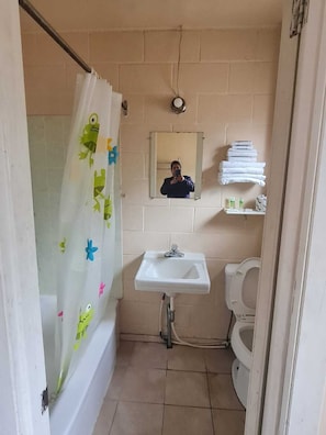 Zimmer, 2 Queen-Betten, Nichtraucher | Badezimmer | Kostenlose Toilettenartikel, Haartrockner, Handtücher