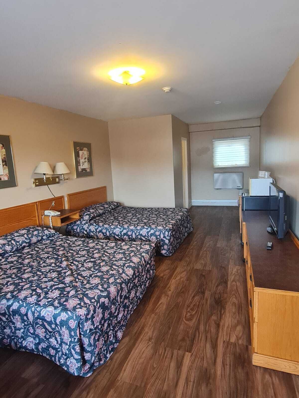 Zimmer, 2 Queen-Betten, Nichtraucher | Minibar, Bügeleisen/Bügelbrett, kostenloses WLAN, Bettwäsche
