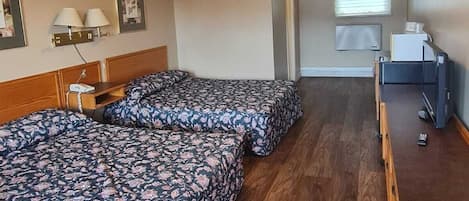 Minibar, tabla de planchar con plancha, wifi gratis y ropa de cama