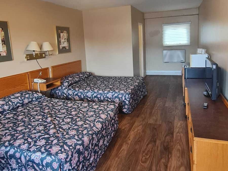 Minibar, tabla de planchar con plancha, wifi gratis y ropa de cama