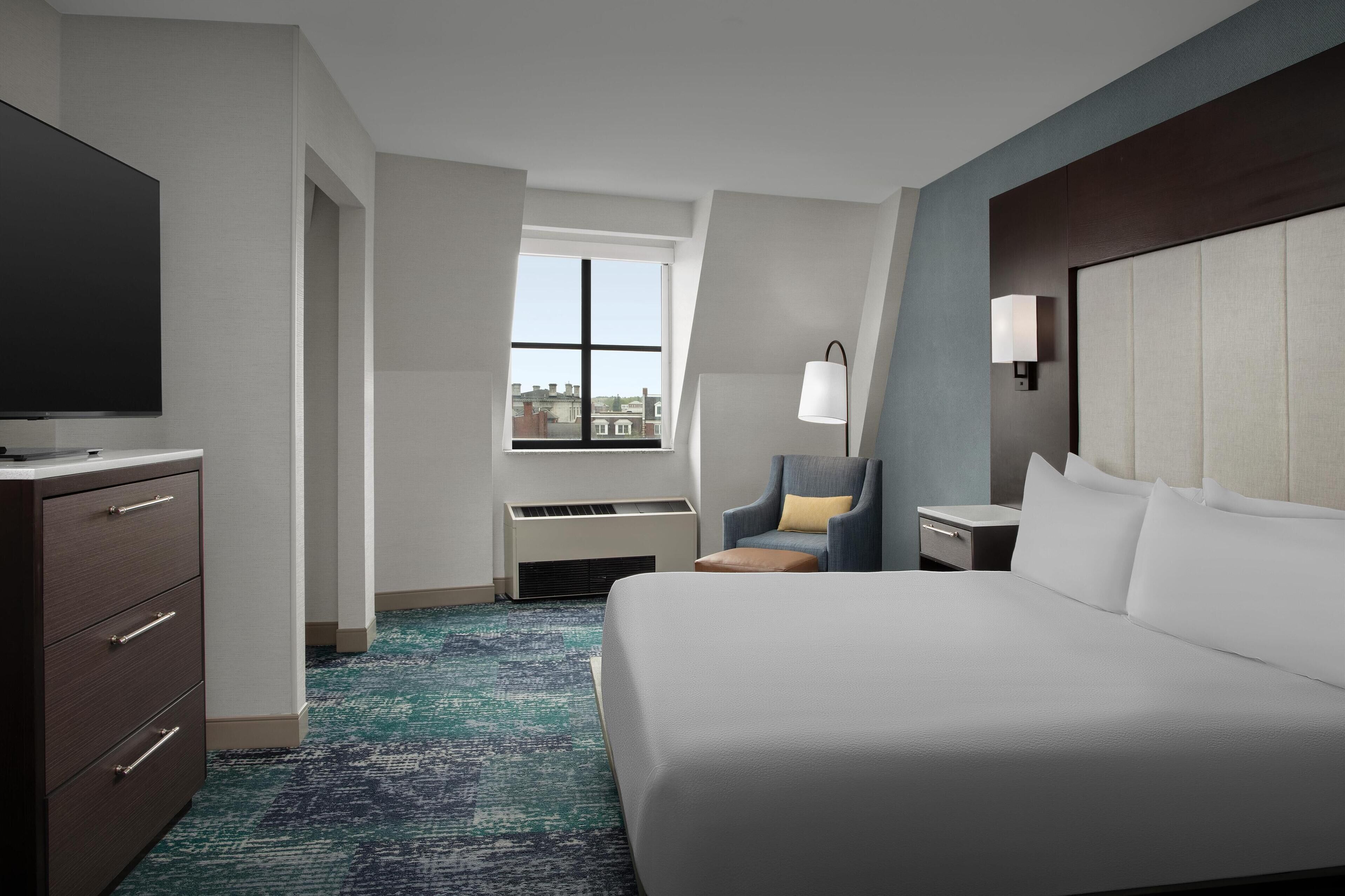 suite, 1 king bed, accessible, bathtub (mini fridge/microwave) | premium bedding, in-room safe, desk, laptop workspace