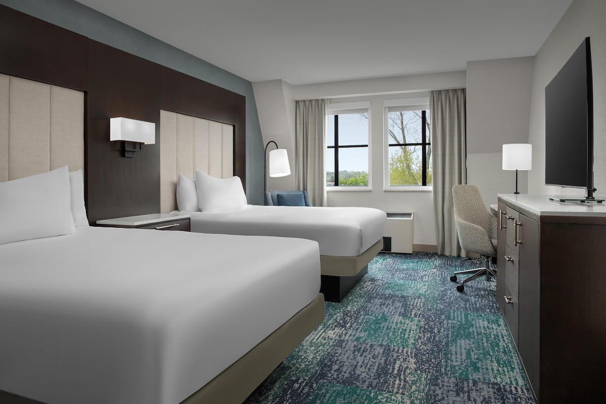 premium bedding, in-room safe, desk, laptop workspace