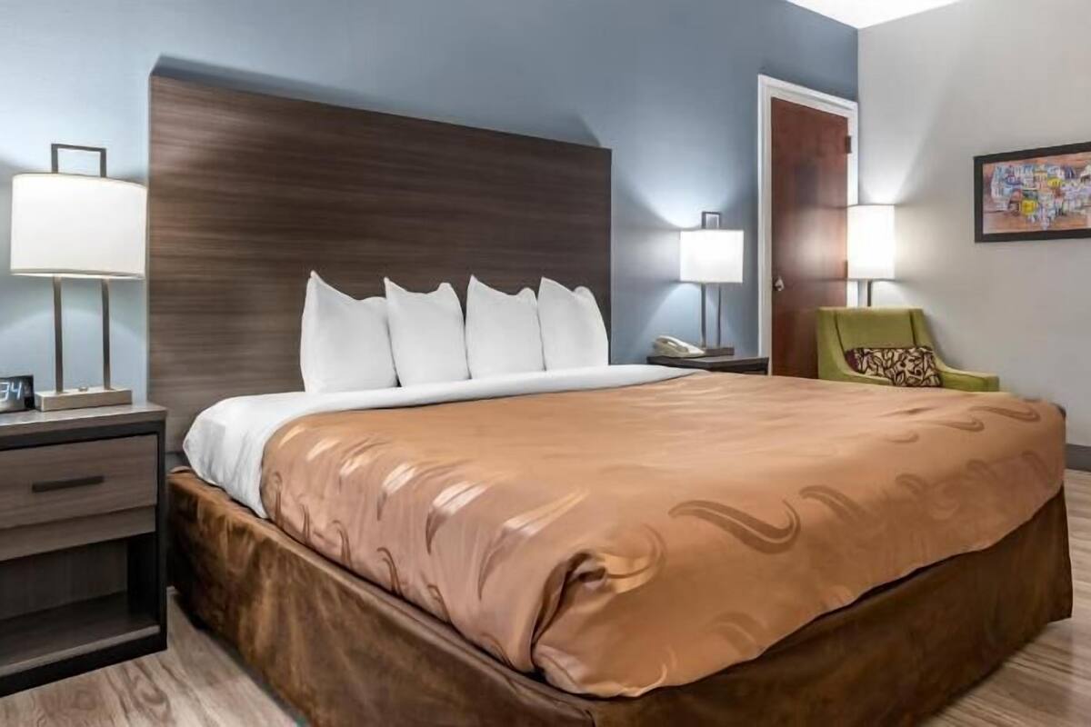 Työpöytä, kannettavalle tietokoneelle sopiva työtila, pimennysverhot