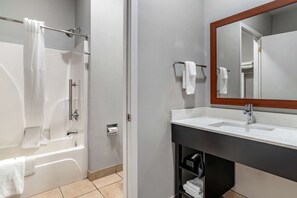 Hydromassage showerhead, free toiletries, hair dryer, towels - Quality Inn & Suites Demopolis (Demopolis)