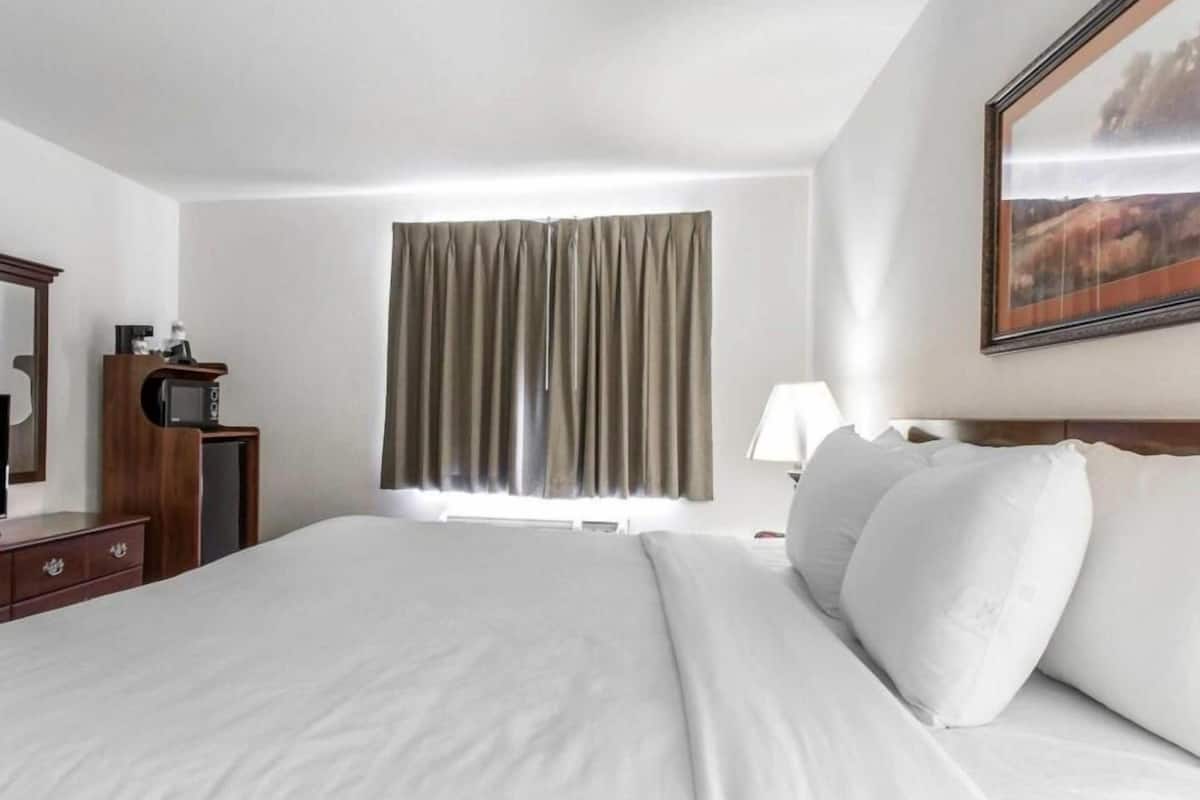 Bureau, espace de travail pour ordinateur portable, rideaux occultants