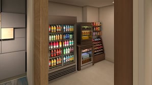 Un'area con distributori automatici di bevande e snack.