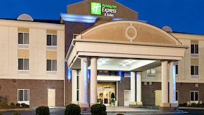 Edificio di un Holiday Inn Express & Suites, con un cartello ben visibile, ampie colonne e un ingresso coperto.