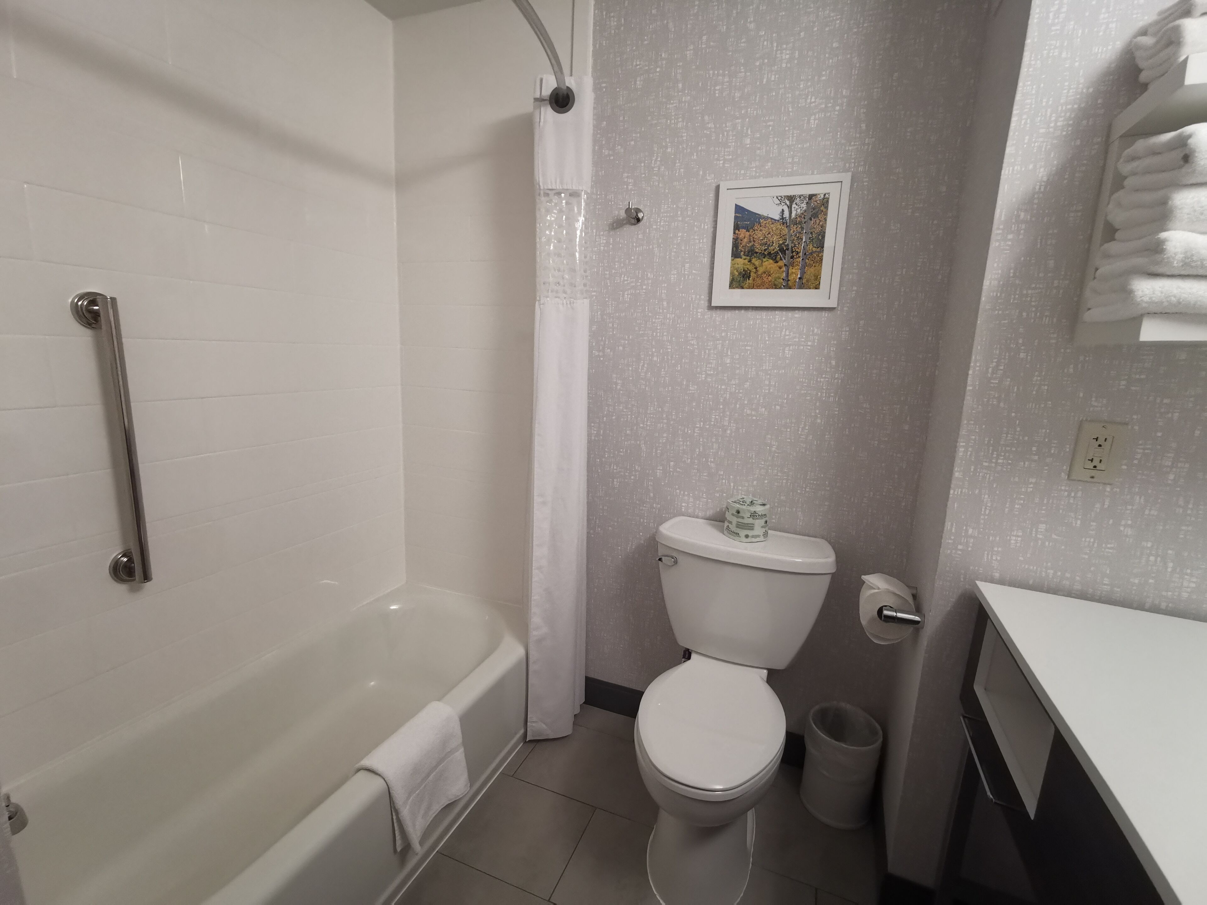 king studio mountain view/balcony | bathroom | combined shower/bathtub, free toiletries, hair dryer, towels