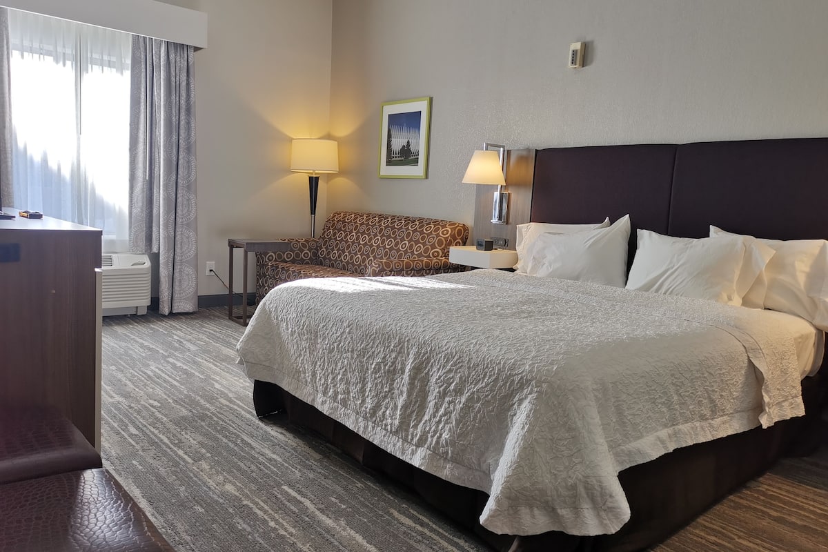 Room, 1 King Bed, Accessible, Non Smoking | Premium bedding, down comforters, pillowtop beds, in-room safe