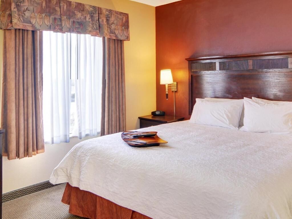 Tabla de planchar con plancha, wifi gratis, ropa de cama y despertador