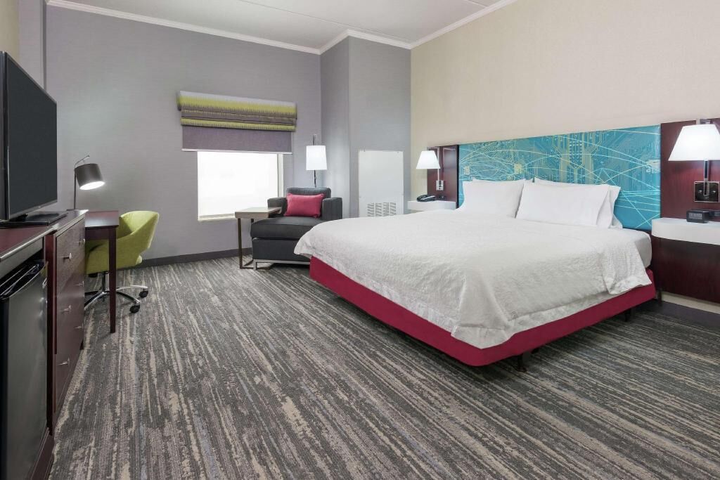 Premium bedding, desk, blackout curtains, free cots/infant beds