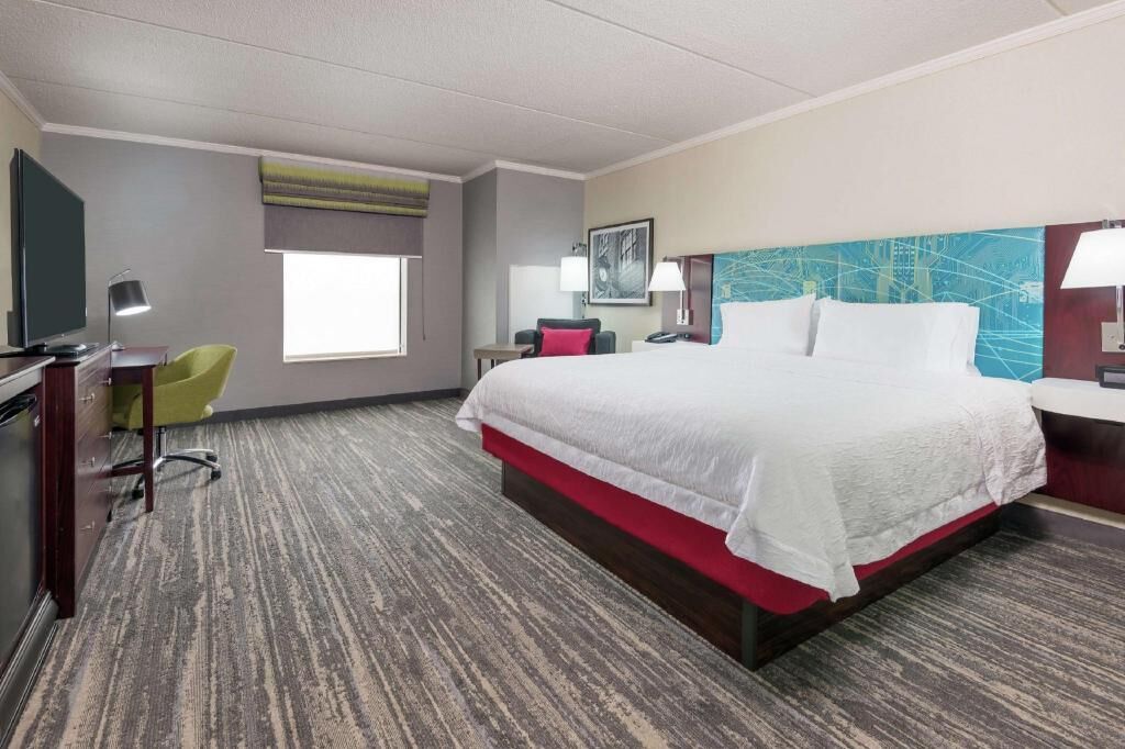 Premium bedding, desk, blackout curtains, free cots/infant beds