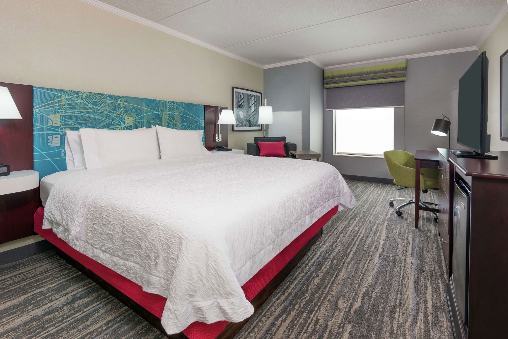 Premium bedding, desk, blackout curtains, free cots/infant beds