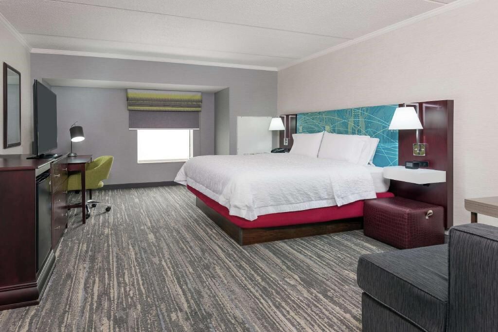 Premium bedding, desk, blackout curtains, free cots/infant beds